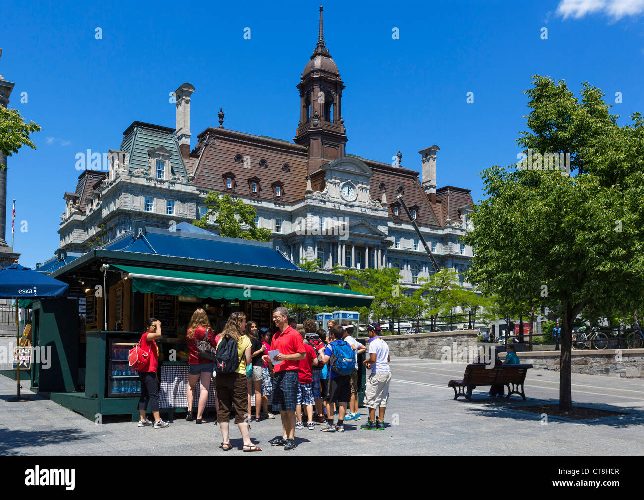 Touristen an einem Kiosk Erfrischung am Place Jacques Cartier mit Rathaus (Hotel de Ville) hinter Vieux Montreal, Quebec, Kanada Stockfoto