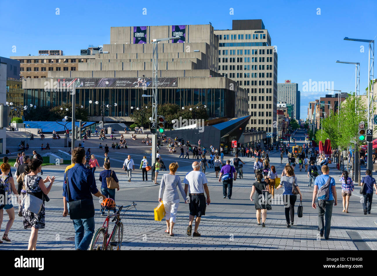 Die Place des Arts mit Blick auf die Maisonneuve Theater, Quartier des Spectacles, Montreal, Quebec, Kanada Stockfoto
