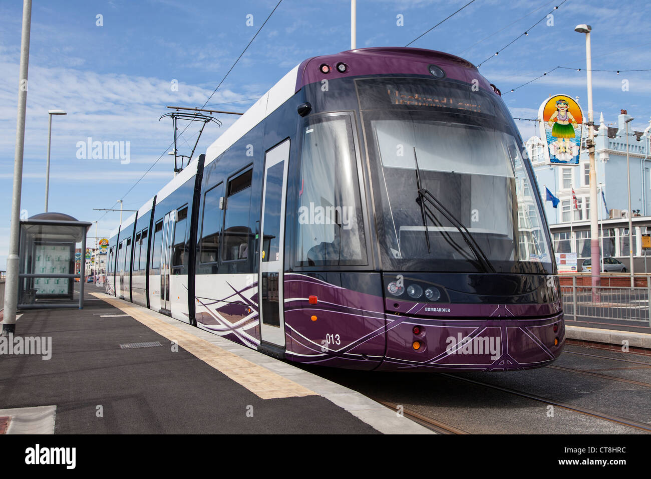 Blackpool Bombardier Straßenbahn vorbei Bed And Breakfast Betriebe ein paar Monate nach Eintritt in den Dienst im April 2012 Stockfoto