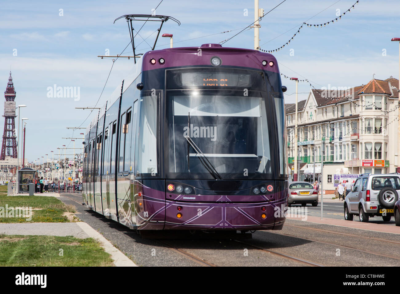 Blackpool Bombardier Straßenbahn vorbei Bed And Breakfast Betriebe ein paar Monate nach Eintritt in den Dienst im April 2012 Stockfoto