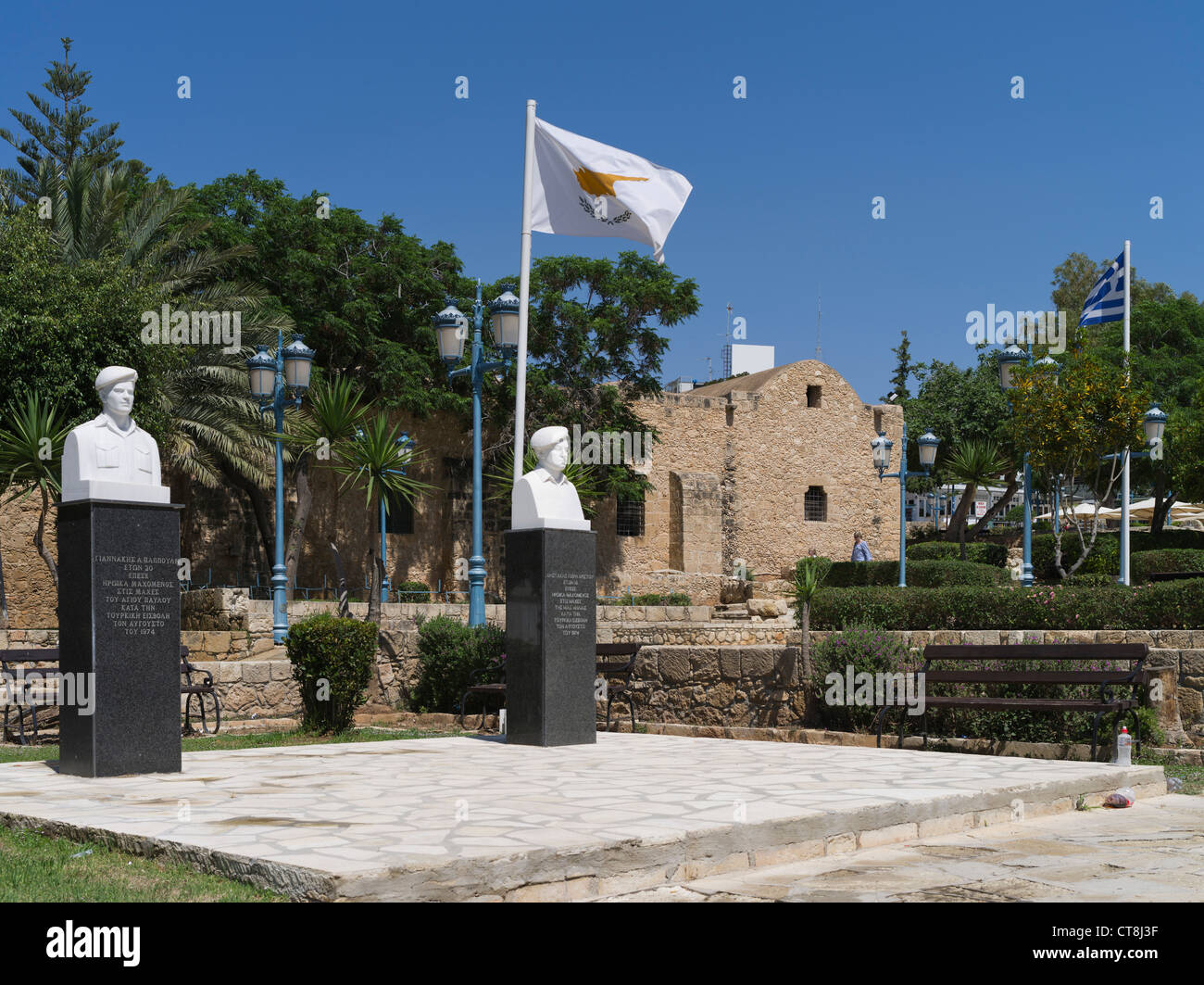 Dh AYIA NAPA Zypern griechische Soldat Memorial 1974 Krieg Soldaten Büsten und Zypern Flagge Zyperns Kriege Stockfoto