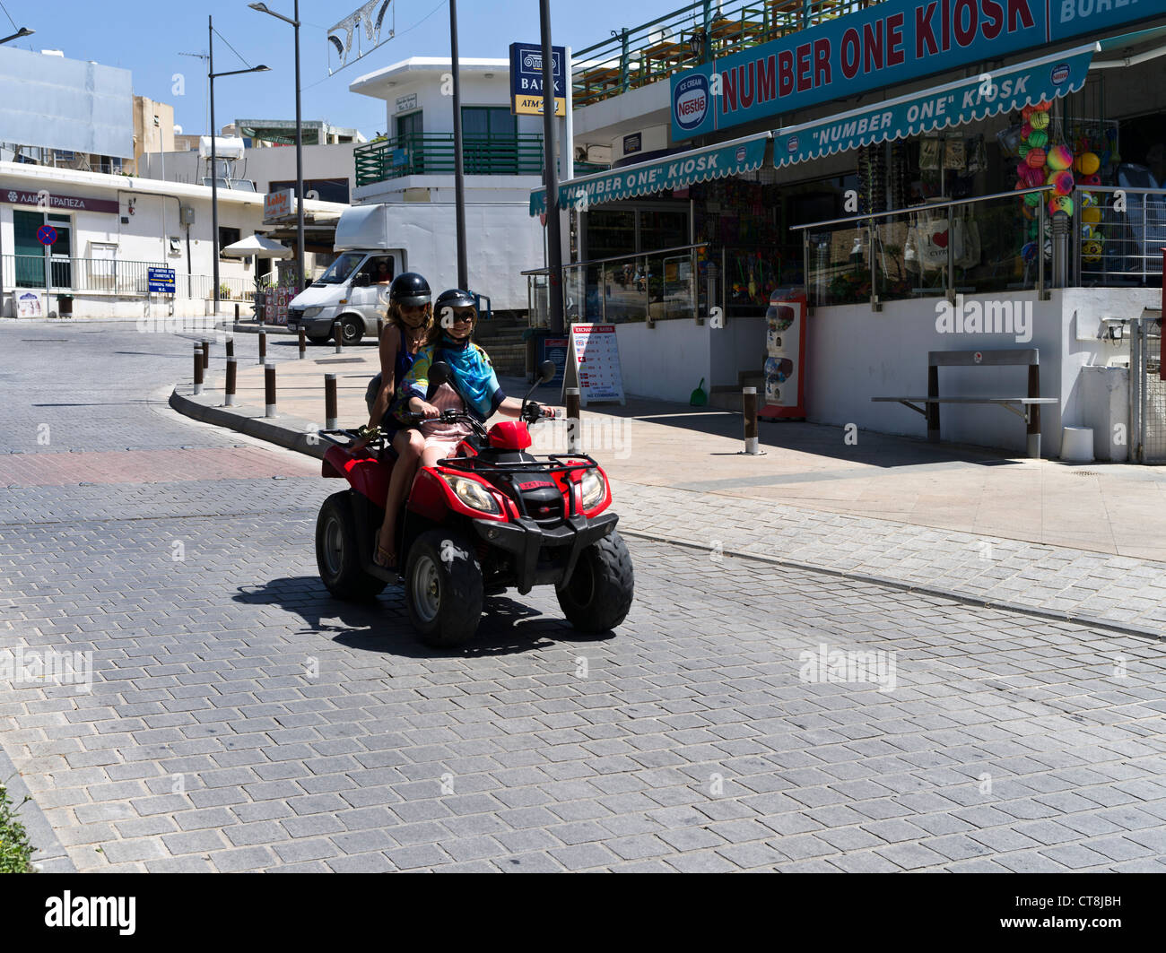 dh Griechische Insel Stadt Straße AYIA NAPA SÜD ZYPERN Touristen Mädchen fahren Quadbike Urlaub Resort Quad Bike Urlaub Stockfoto