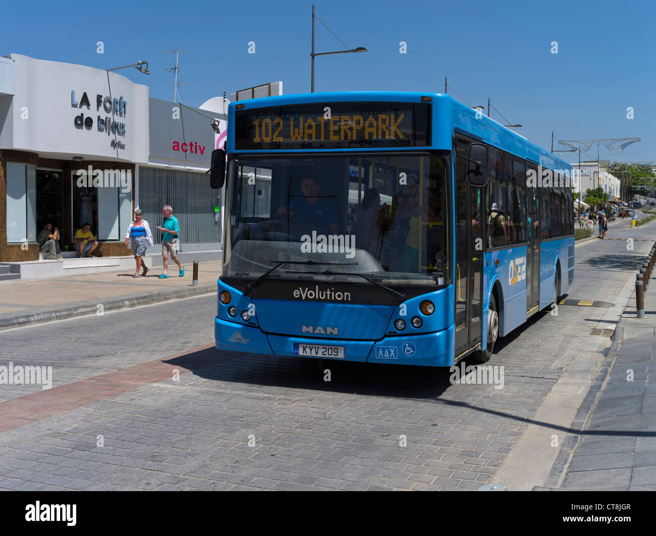 dh AYIA NAPA Zypern zypriotische Mann Evolution Bus Zypern Straße Stockfoto