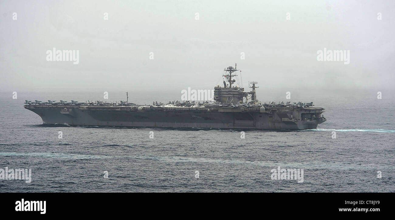 Der Nimitz-Klasse Flugzeugträger USS Abraham Lincoln (CVN 72) durchfliegt das Arabische Meer. Lincoln ist in den US-5. Flottenbereich der Verantwortung für maritime Sicherheitsoperationen, Theater-Sicherheit Zusammenarbeit Bemühungen und Bekämpfung von Flugoperationen zur Unterstützung der Operation Enduring Freedom eingesetzt. Stockfoto