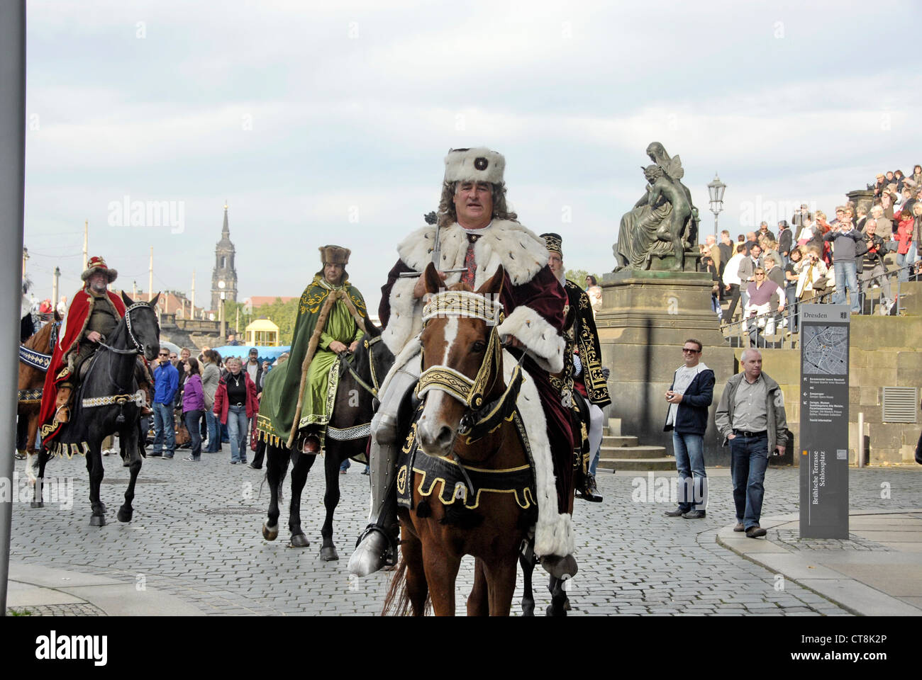 Kostümierte Schauspieler auf Pferden, die Rolle des mittelalterlichen Zeichen in Dresden, Deutschland Stockfoto