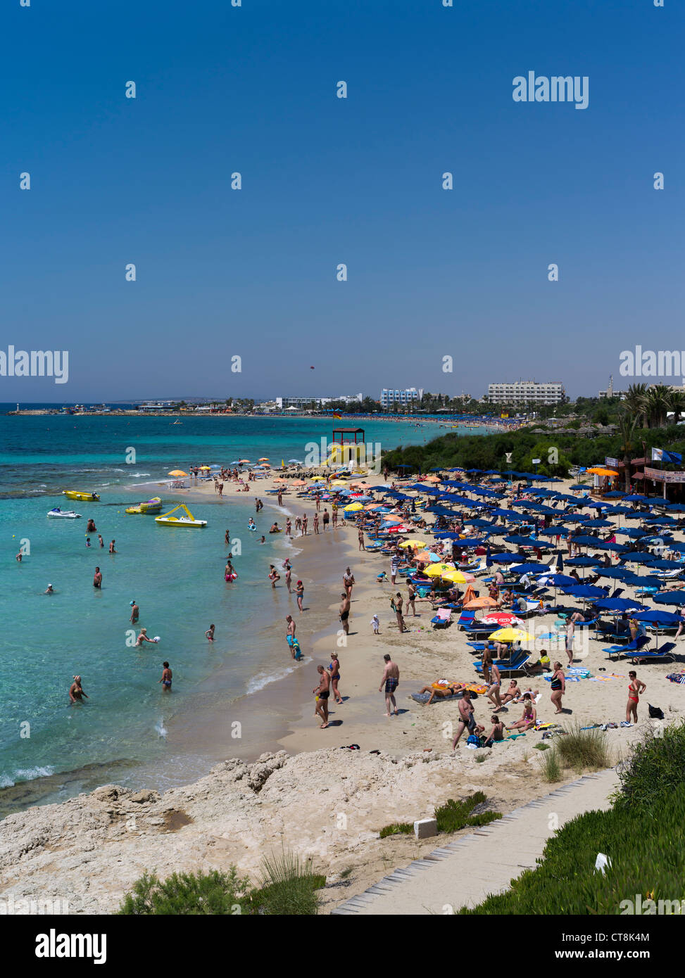 dh Grecian Bay Strand AYIA NAPA STRÄNDE ZYPERN Sonnenanbeter Schwimmer sonnigen Ferienort in der Sonne Stockfoto