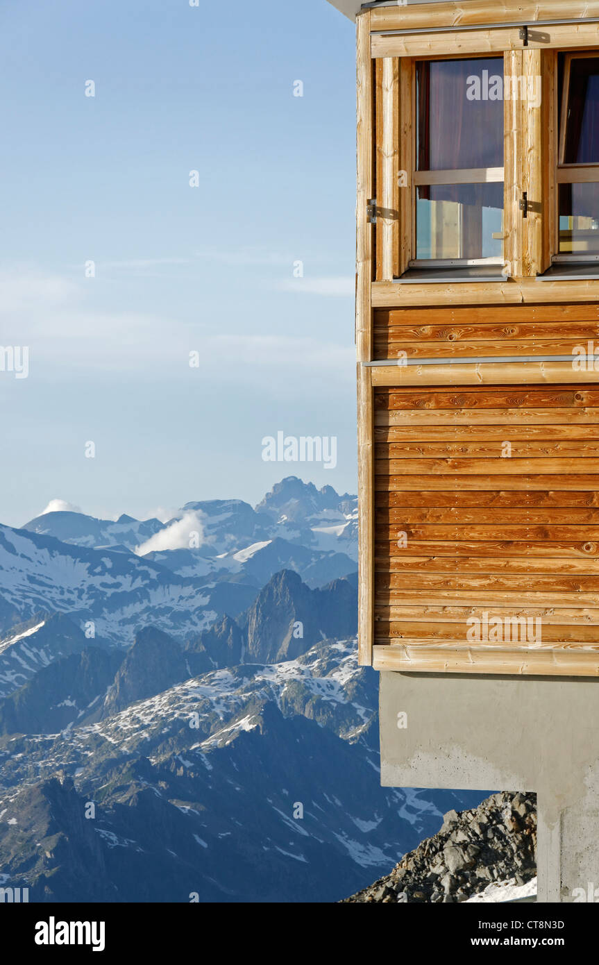 Ein Blick auf die Berge von einer Almhütte Stockfoto