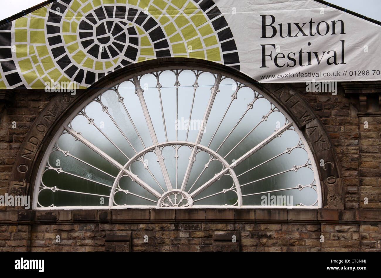 Buxton Railway Station Fan Lichtfenster und Plakat für Buxton Festival Stockfoto