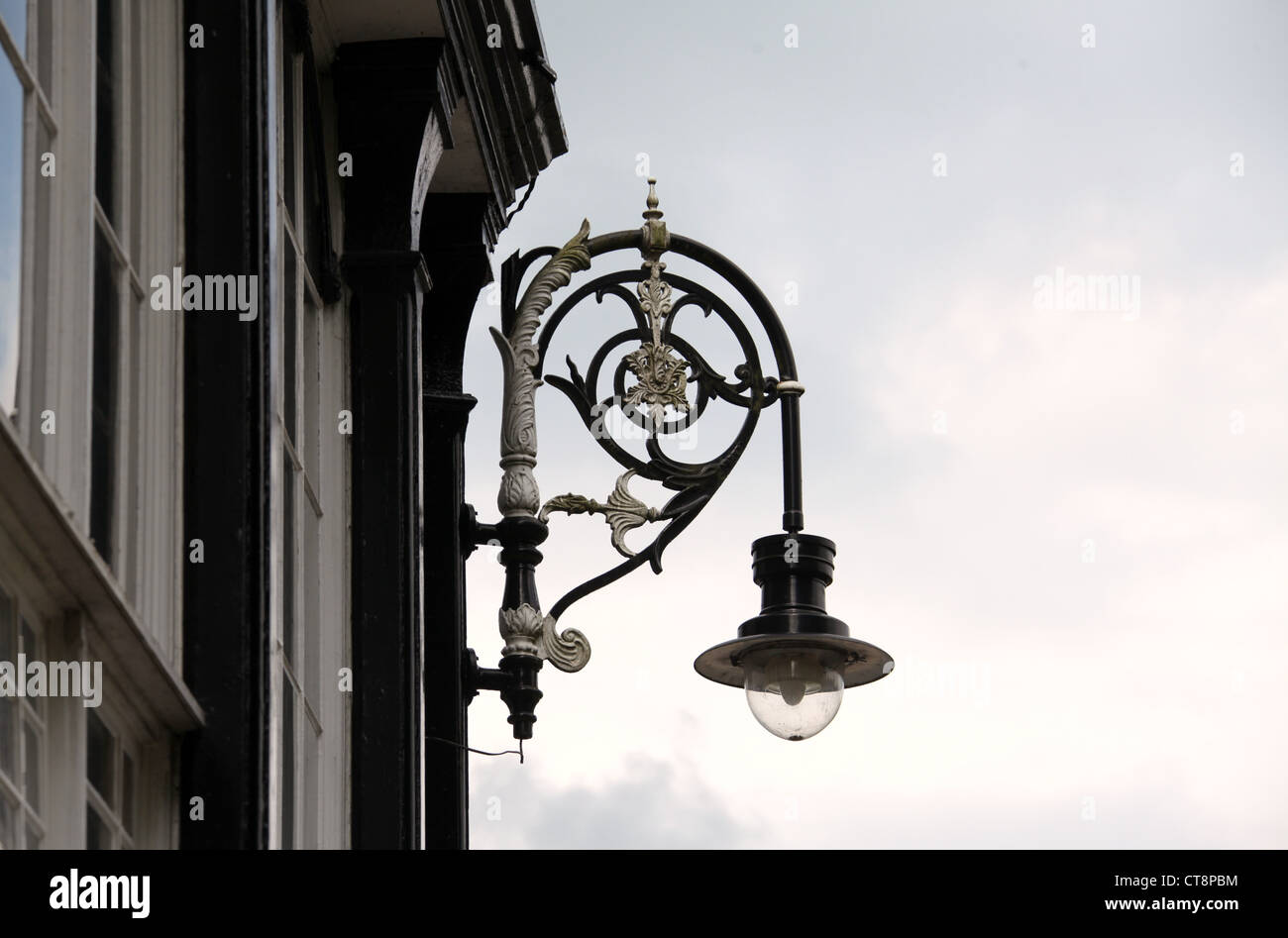 Viktorianischen Lampe auf der Octagon Concert Hall in Buxtons Pavilion Gardens Stockfoto