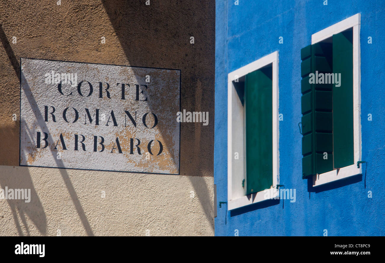 Straßenschild und typischen hellen blau gemaltes Haus mit weißen Fenster Rahmen Burano Lagune Venedig Veneto Italien Stockfoto