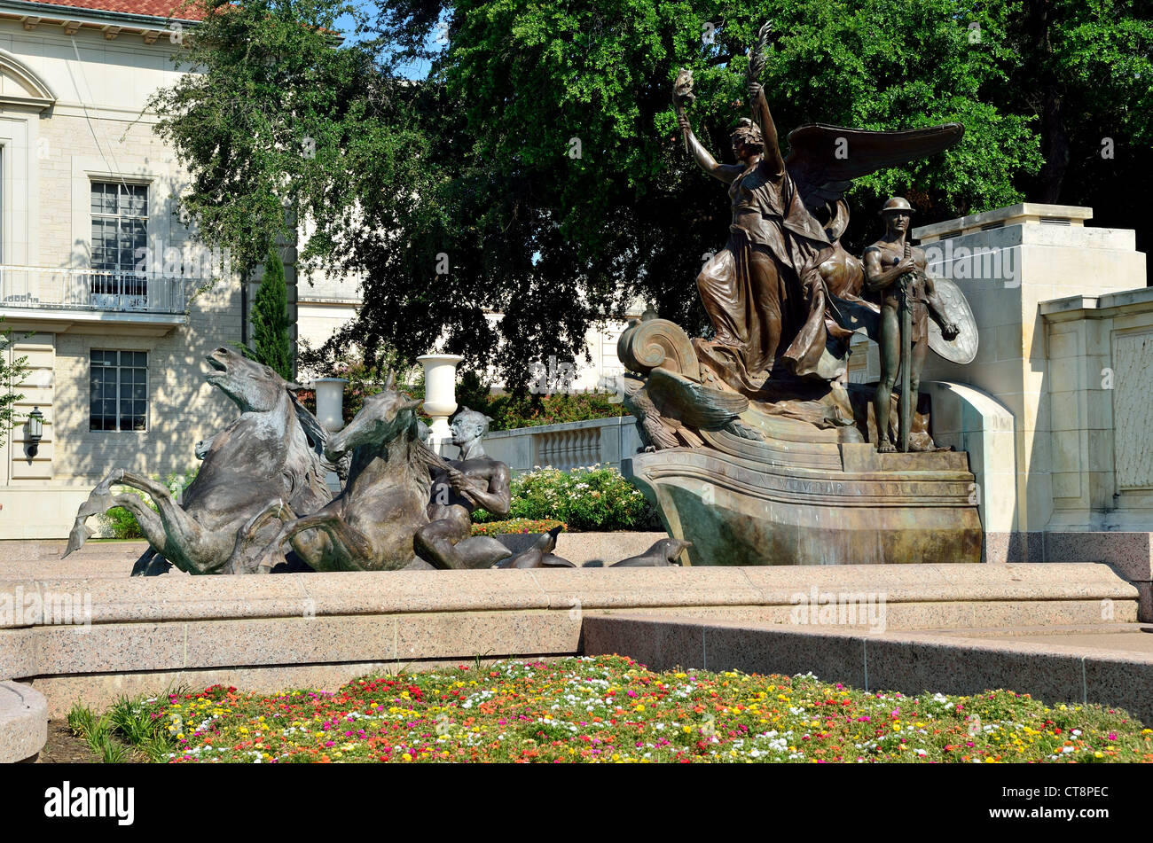 Bronze Statuen und Littlefield Brunnen an der University of Texas at Austin, Texas. USA. Stockfoto