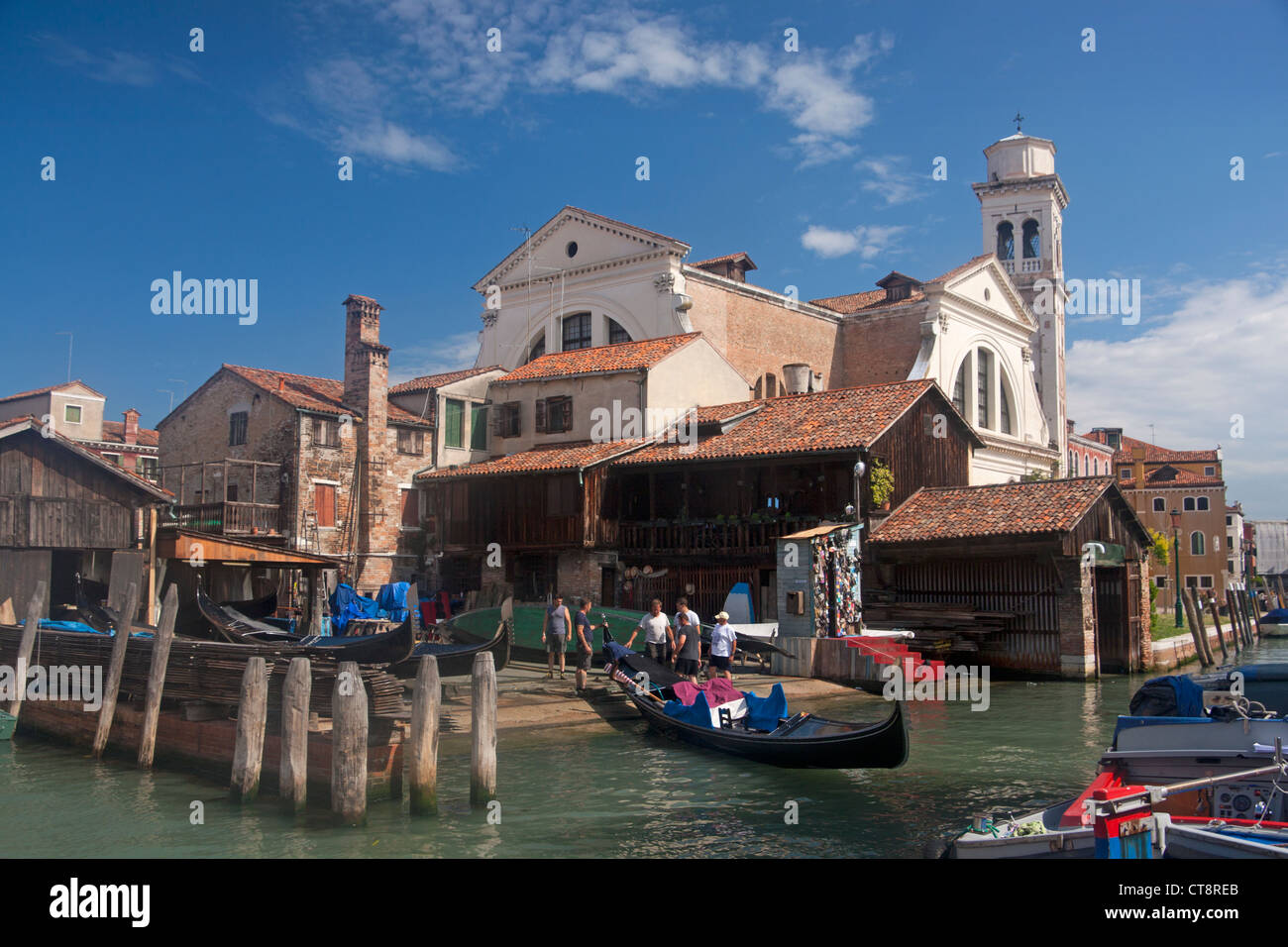 Squero di San Trovaso Gondel Reparatur Werft mit Arbeiter Inspektion Gondel Dorsoduro-Venedig-Venetien-Italien Stockfoto