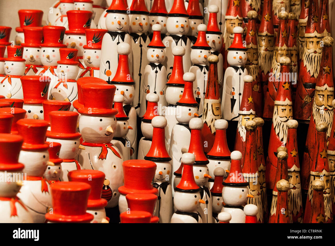 Hölzerne Schneemänner und Weihnachtsmann Zahlen angezeigt, die auf einen traditionellen deutschen Weihnachtsmarkt in Birmingham, UK Stockfoto
