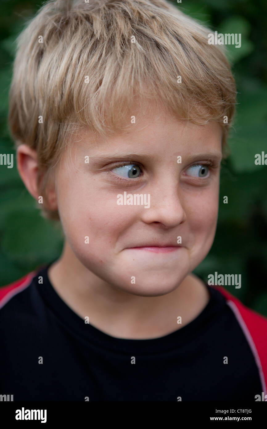 Zehn Jahre alter Junge mit schockiert und verlegen Ausdruck auf seinem Gesicht. Stockfoto