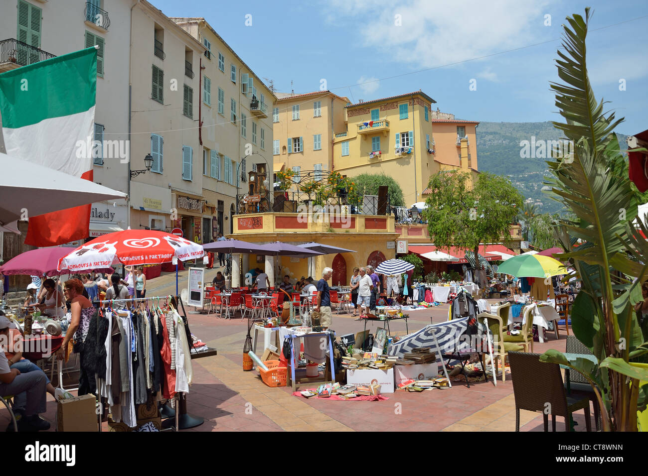 Antik Flohmarkt in Vieux Ville (Altstadt), Menton, Côte d ' Azur, Alpes-Maritimes, Provence-Alpes-Côte d ' Azur, Frankreich Stockfoto