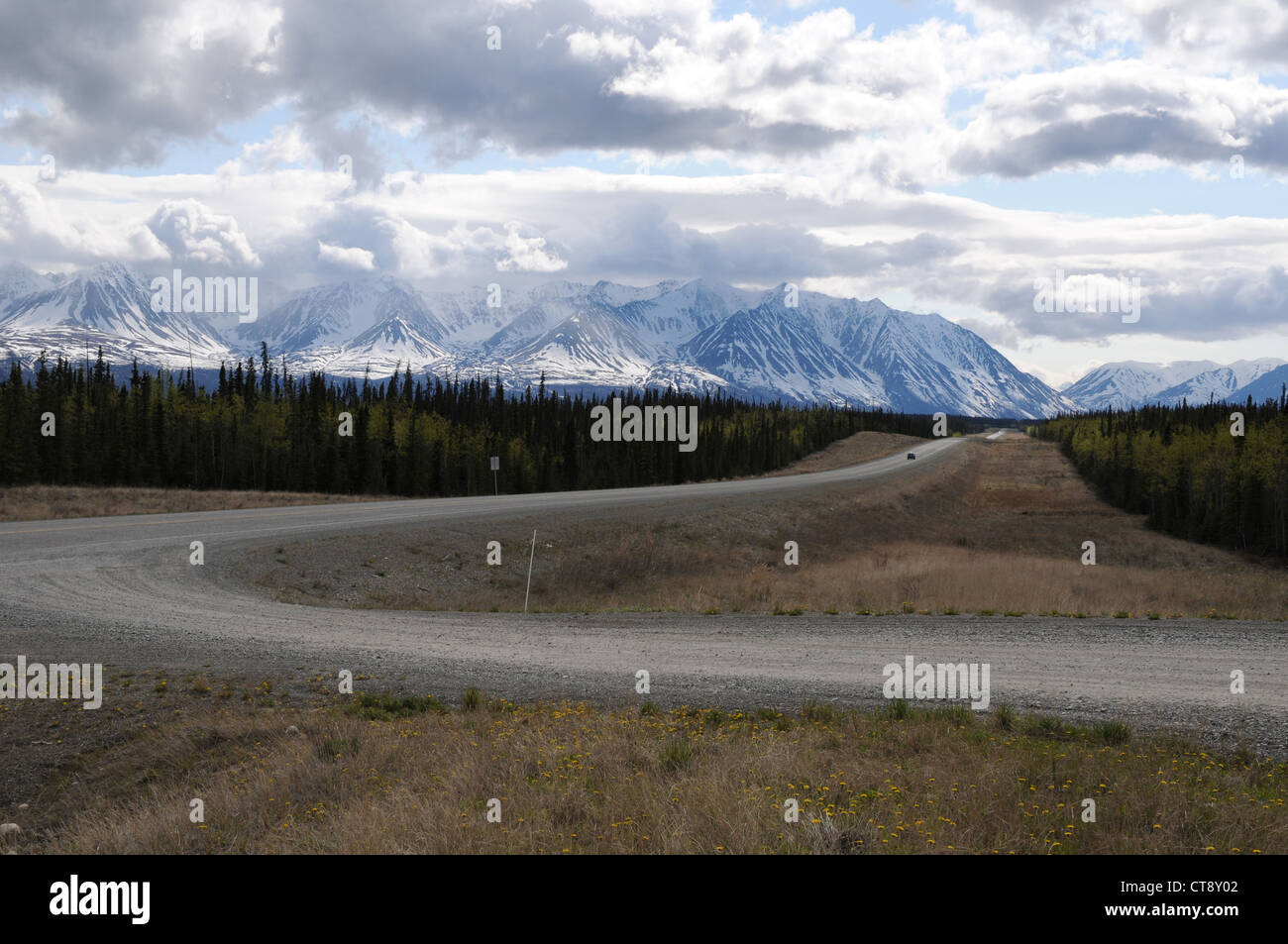 Der Alaska Highway und die schneebedeckten Gipfel der St. Elias Mountains im Kluane National Park, in der Nähe von Haines Junction, Yukon Territory, Kanada. Stockfoto