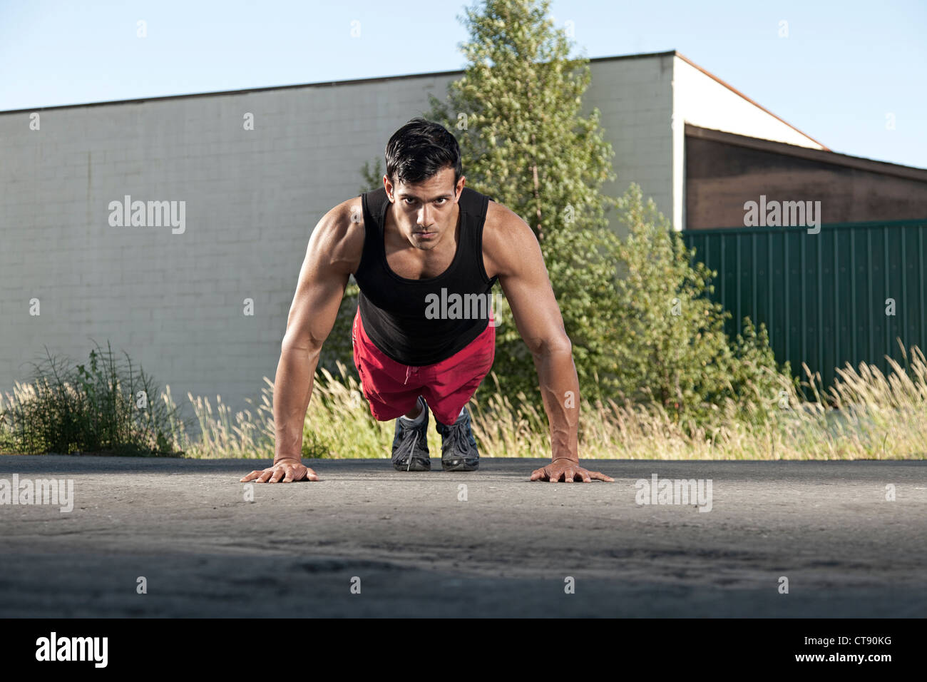 Man Krafttraining macht Liegestütze außerhalb Stockfoto