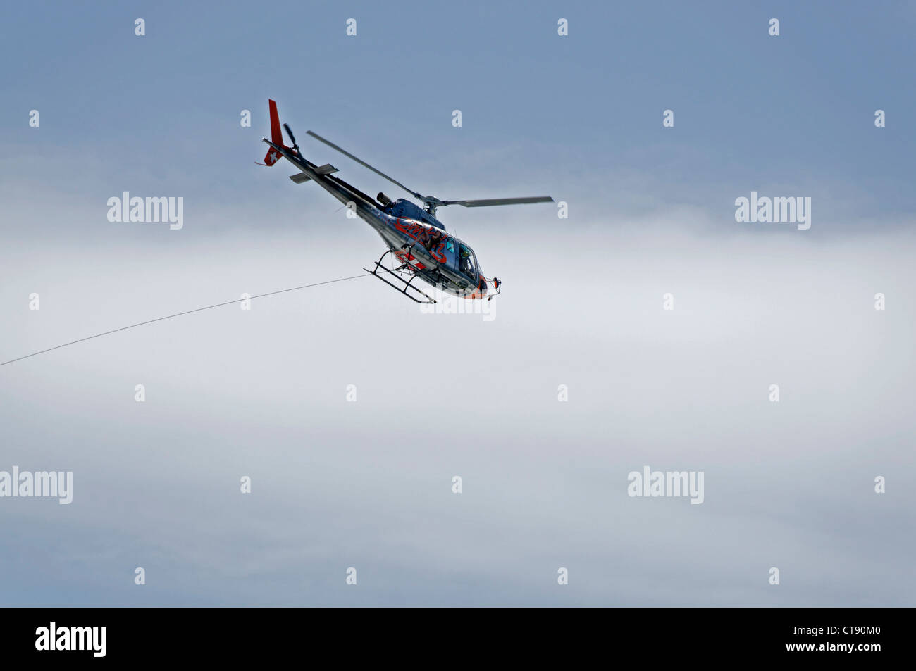 Ein Hubschrauber im Flug in den französischen Alpen Stockfoto