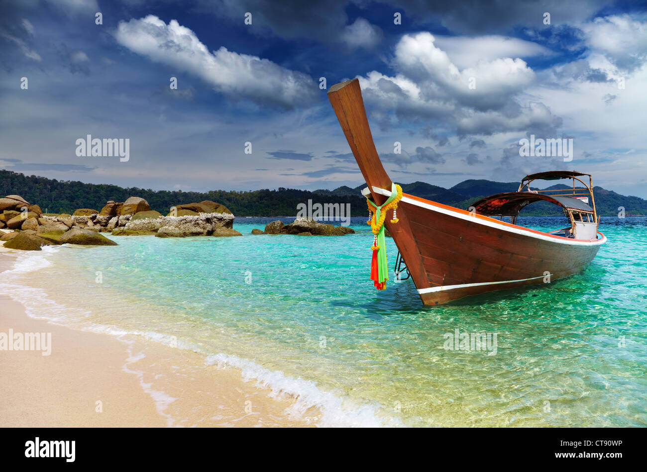 Longtail-Boot, tropischen Strand, Andamanensee, Thailand Stockfoto