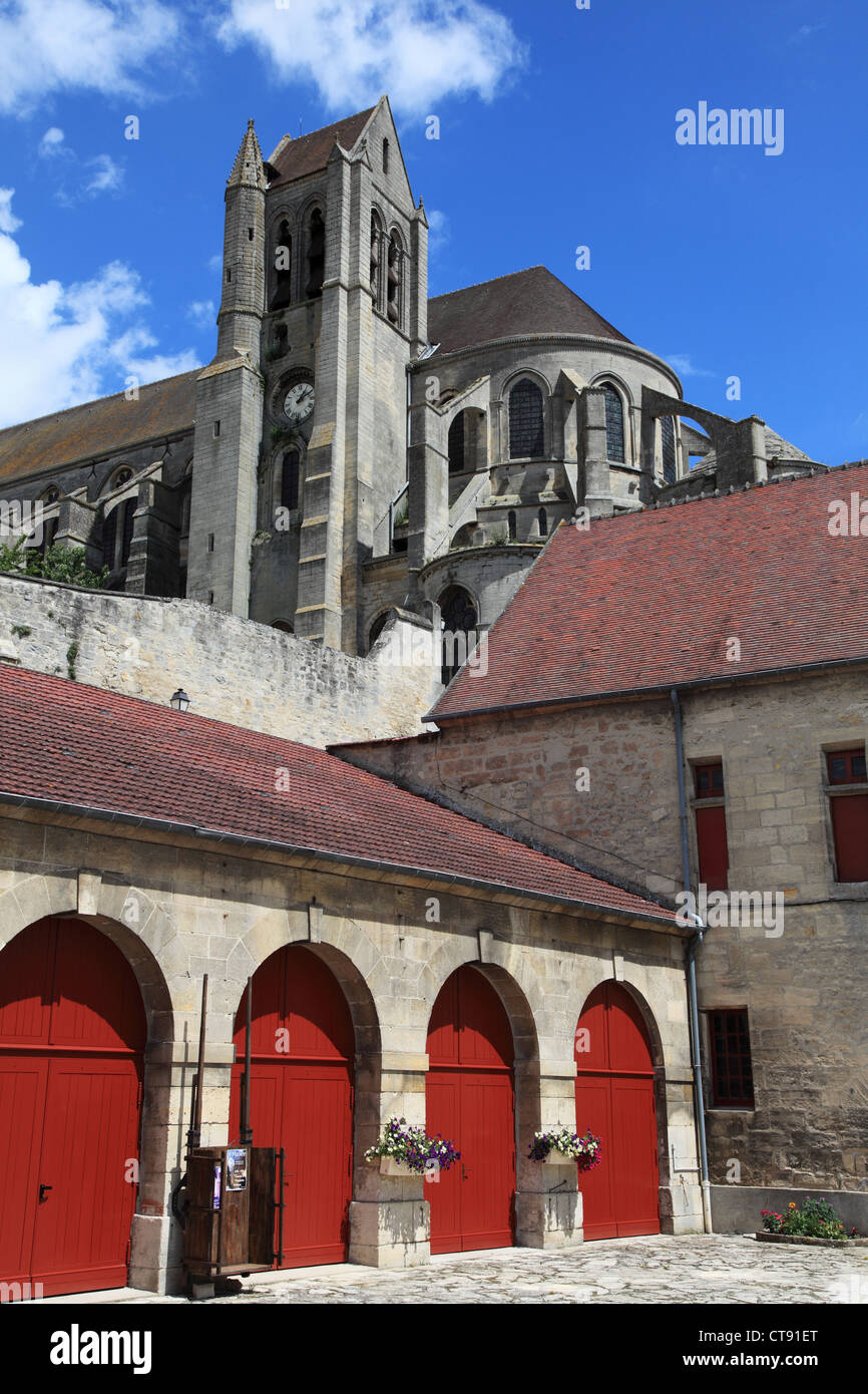 Kirche von Saint Leu und öffentliche Gebäude St Leu d'Esserent, Oise, Frankreich Stockfoto