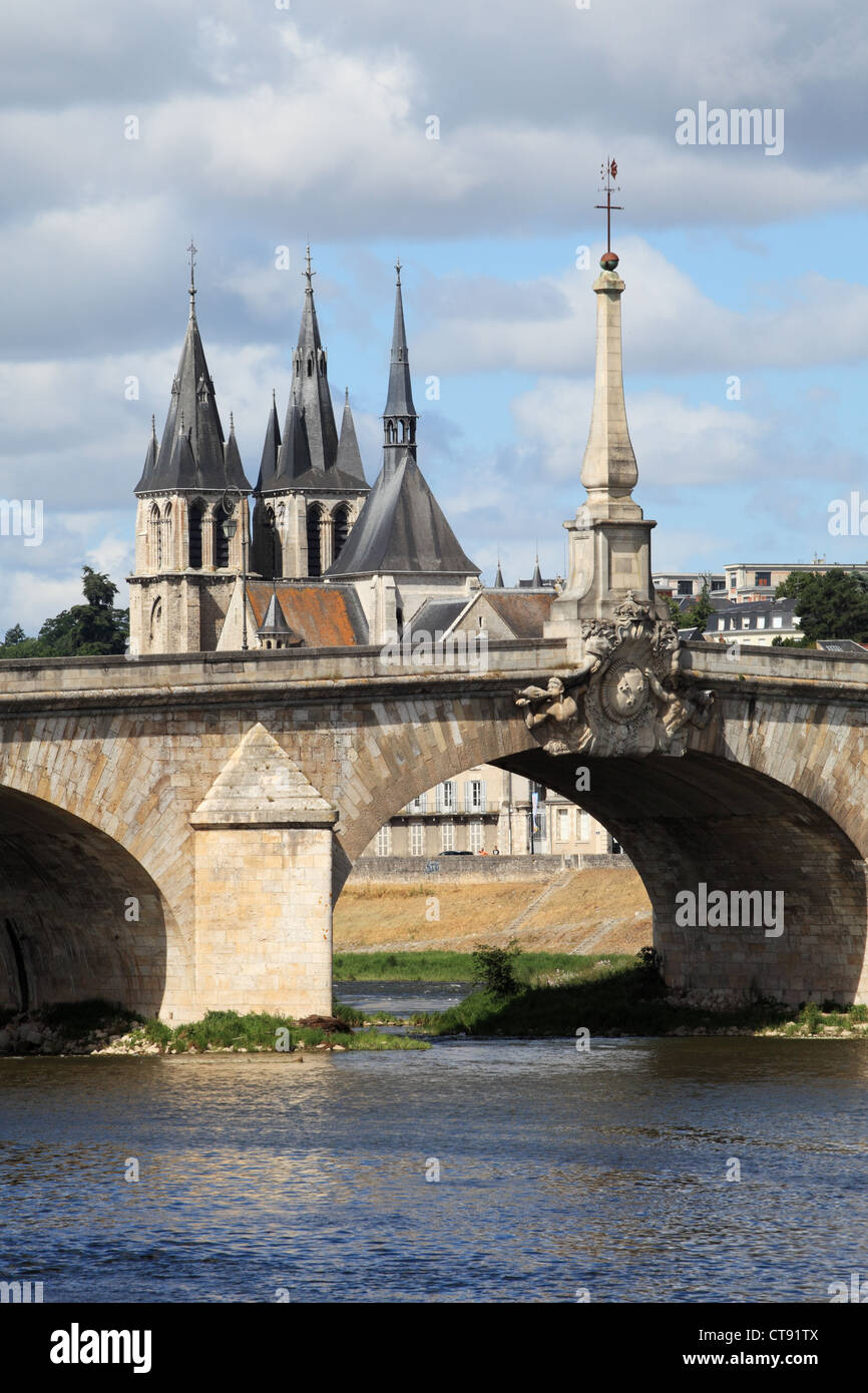 Die Kirche des Heiligen Nikolaus, gesehen von der Jacques Gabriel-Brücke über die Loire, Blois, Frankreich Stockfoto