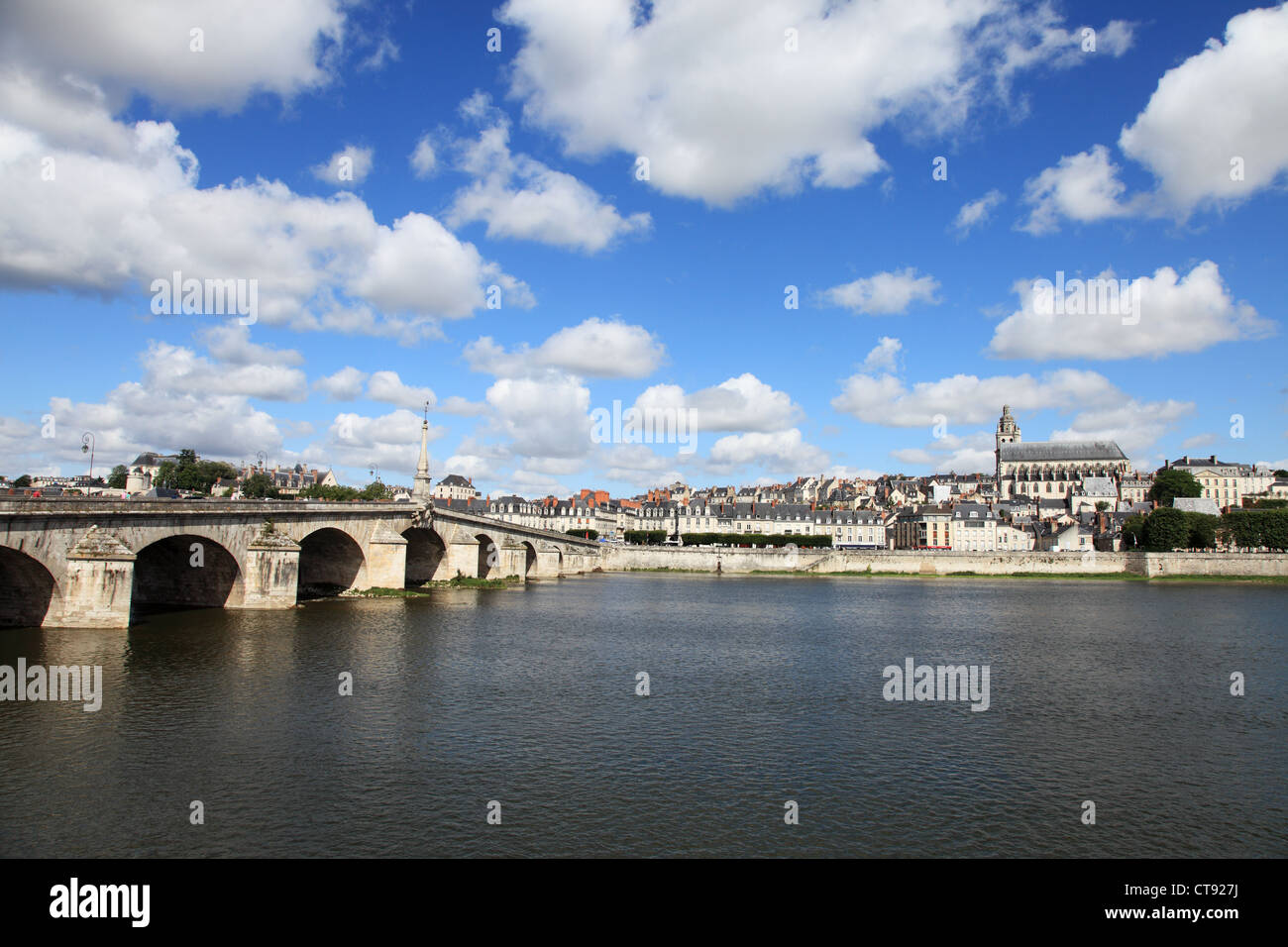Der Jacques Gabriel Brücke über den Fluss Loire und Stadt Blois die Skyline Frankreich Stockfoto