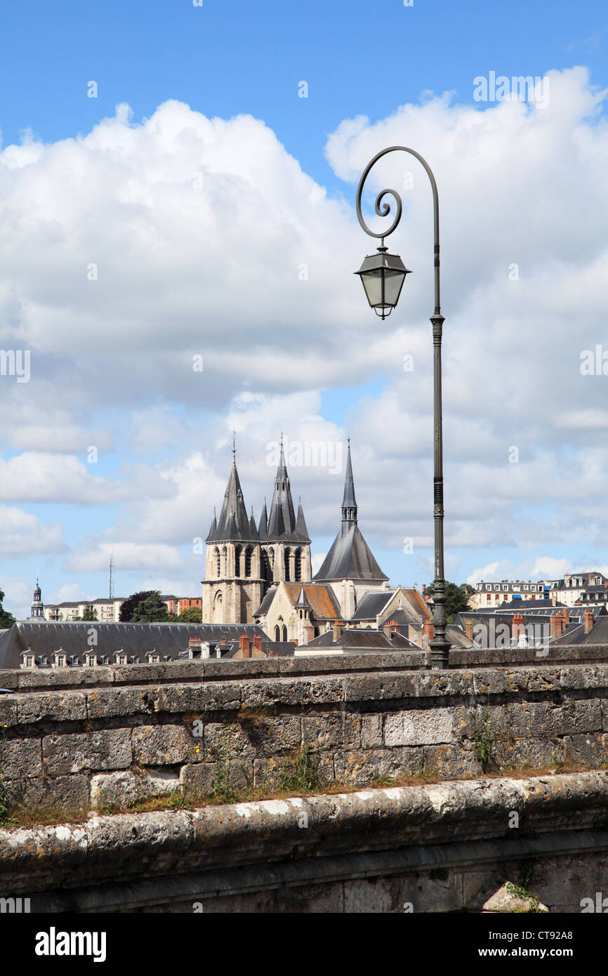 Die Kirche des Heiligen Nikolaus, gesehen von der Brücke Jacques Gabriel, Blois, Frankreich Stockfoto