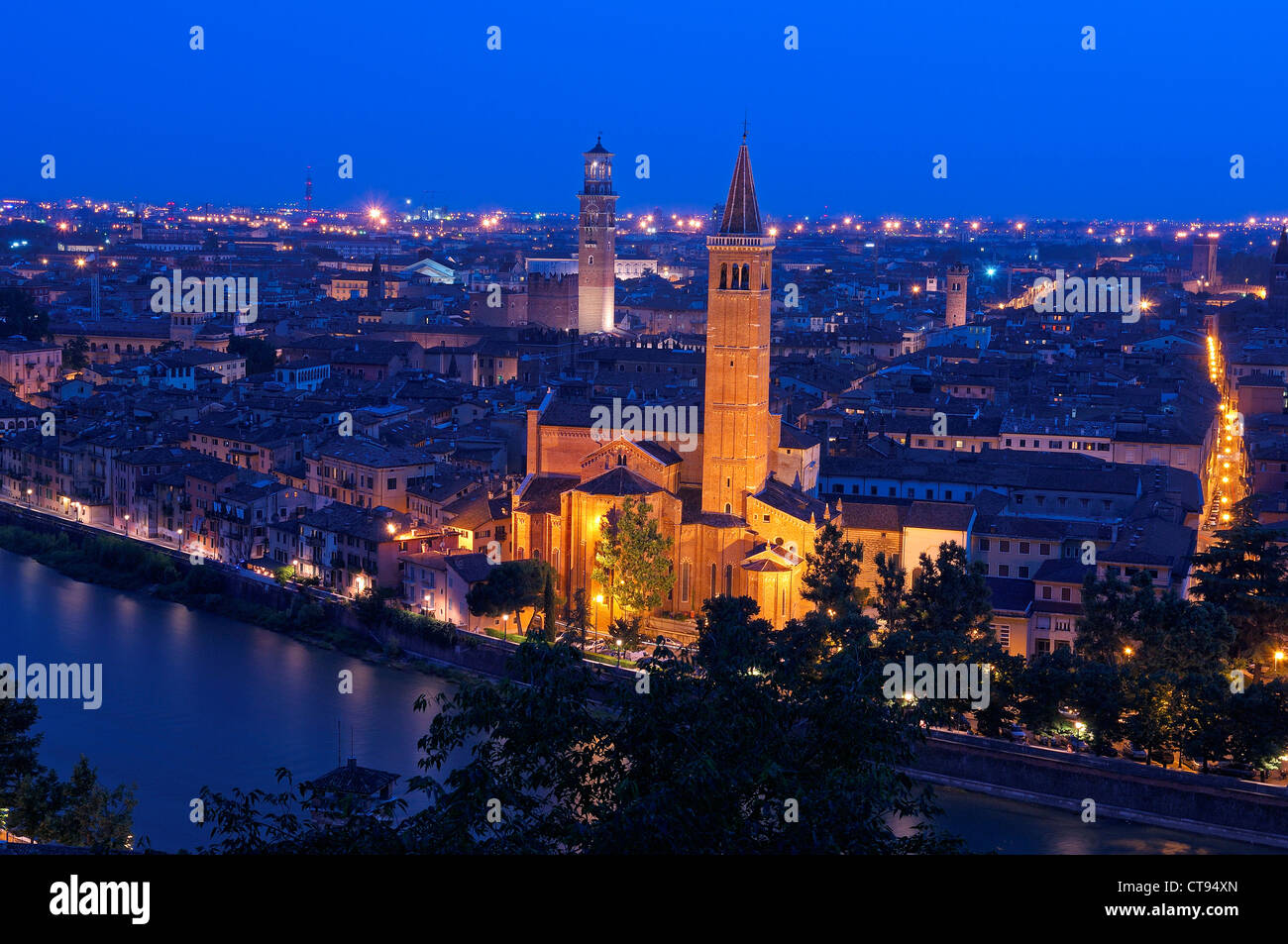 Verona. Kirche Santa Anastasia und Torre de Lamberti in der Abenddämmerung. Etsch. Veneto. Italien. Europa Stockfoto