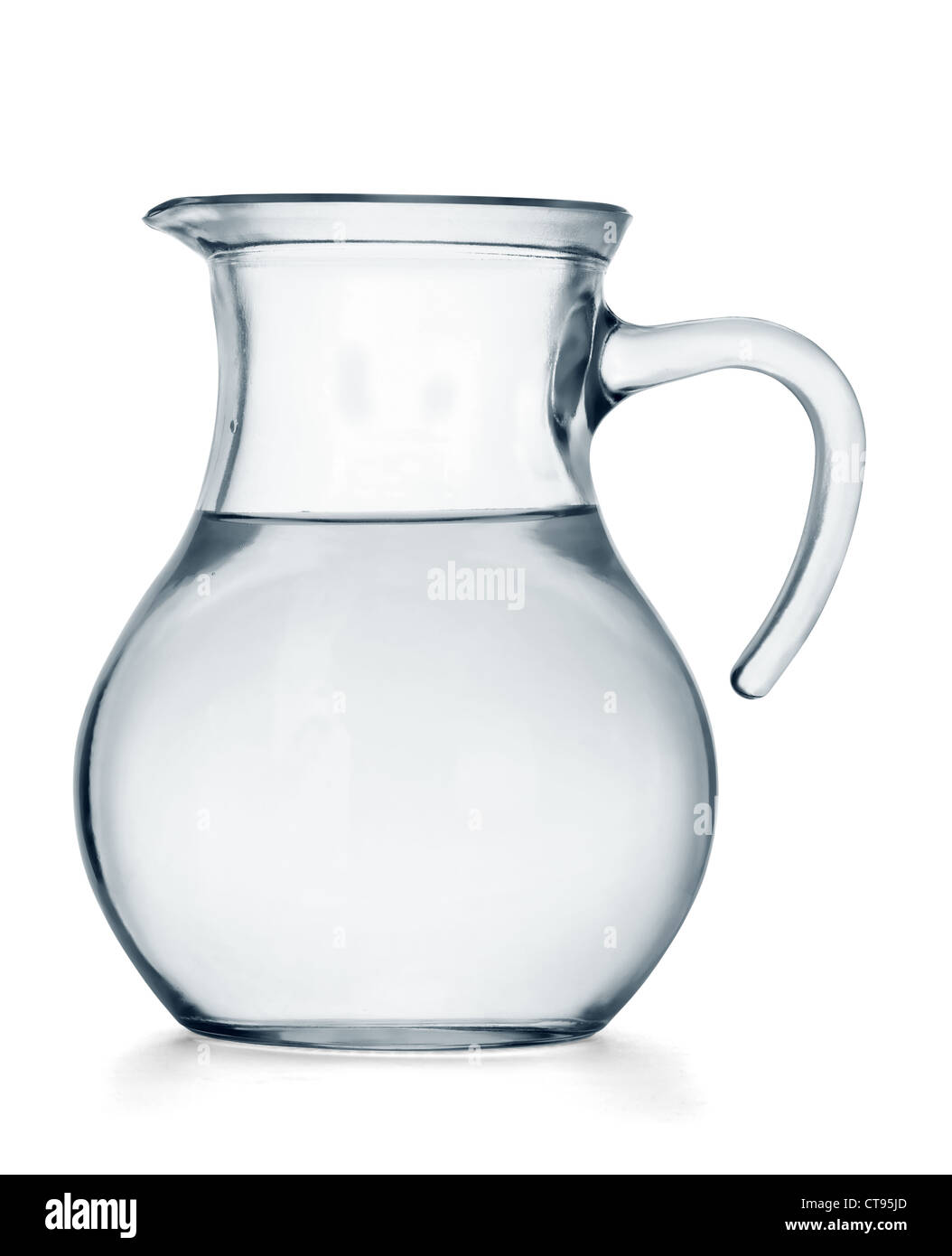 Glaskrug Wasser isoliert auf weißem Hintergrund Stockfoto