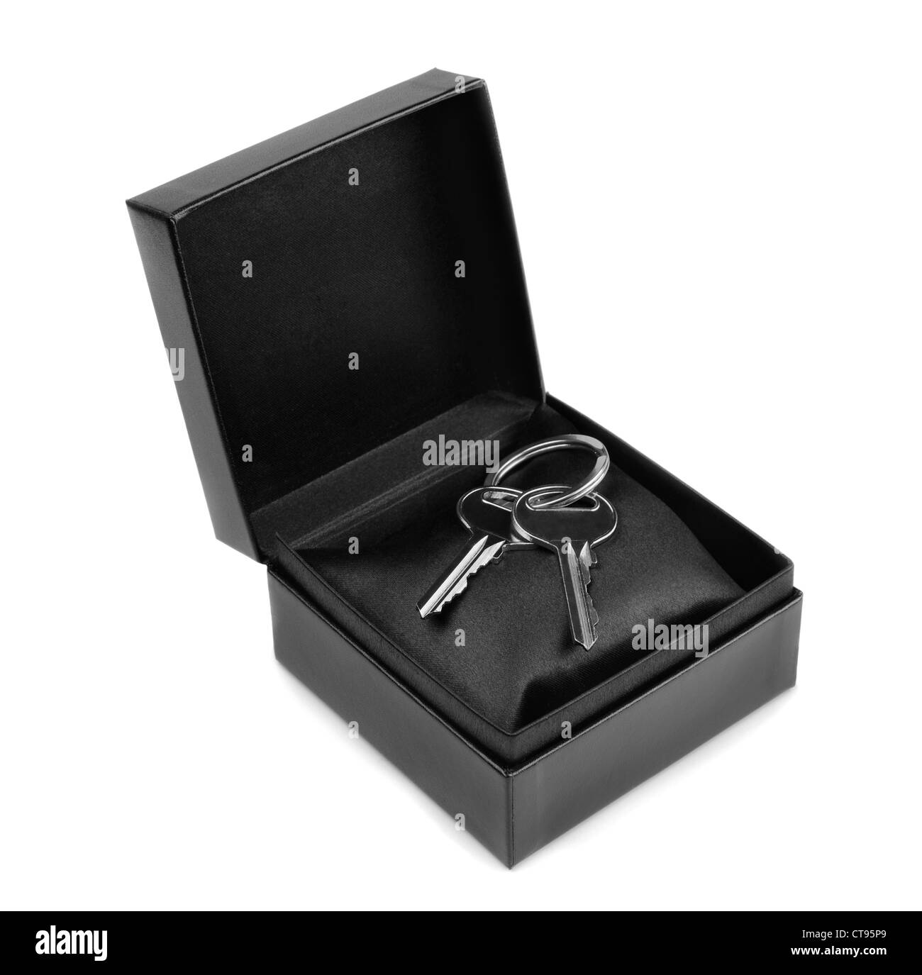 Zwei Schlüssel im schwarzen Geschenkkarton isoliert auf weiss Stockfoto