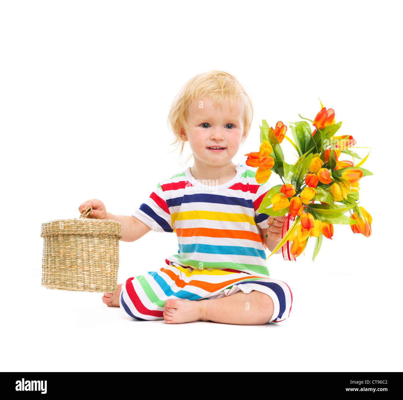 Baby sitzt und Präsentation von Blumen und box Stockfoto