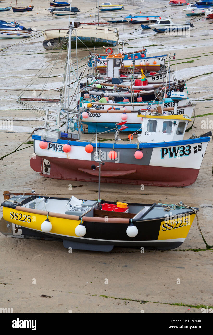 Angelboote/Fischerboote bei Ebbe im Hafen von St. Ives Cornwall UK Stockfoto