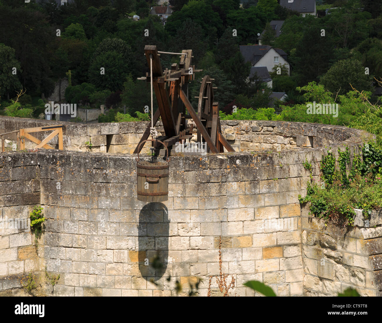 Heben die Maschine, Chinon, Loiretal, Frankreich, Replik einer Maschine zum Heben von Baustoffen im Mittelalter verwendet. Stockfoto