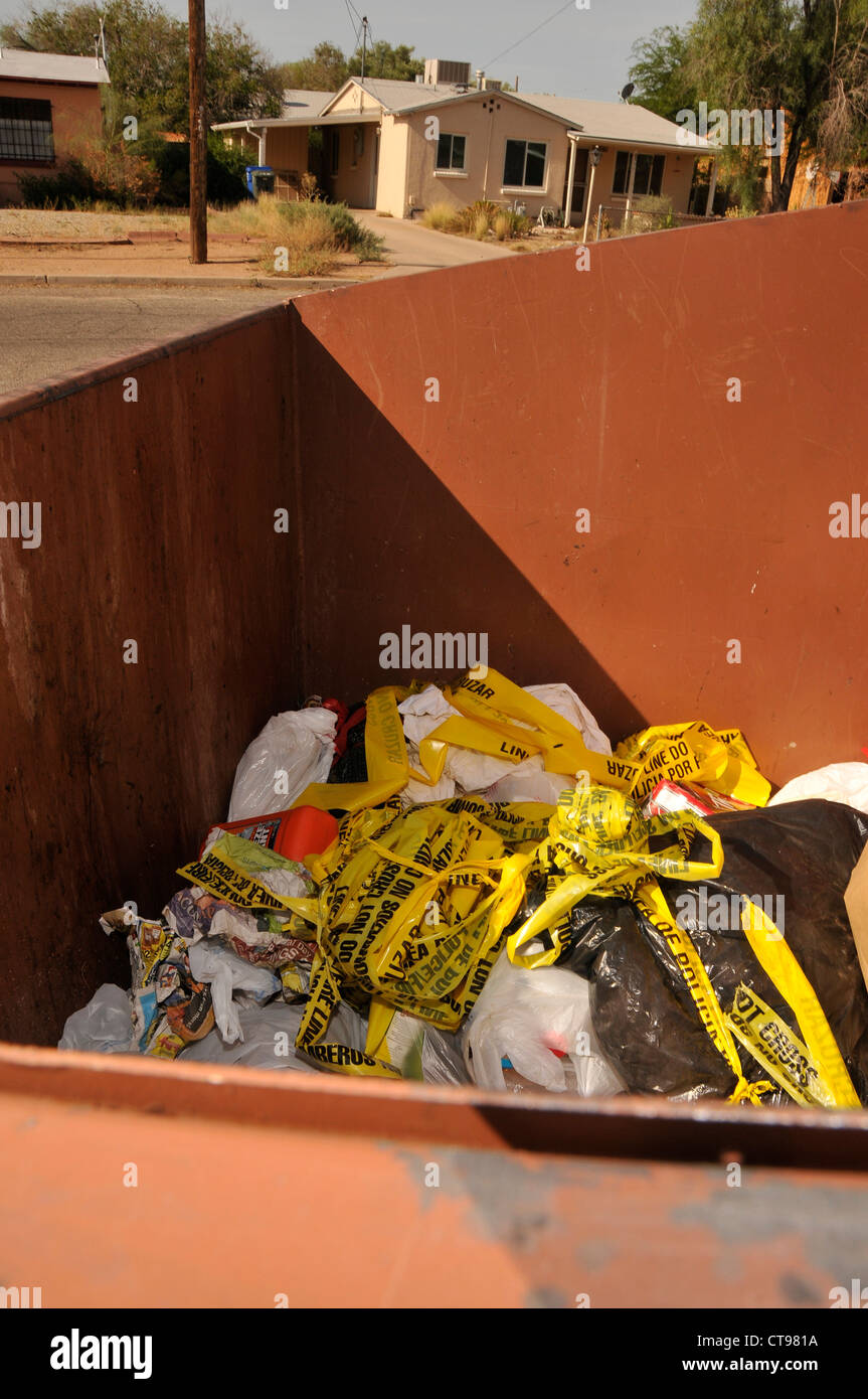 Verbrechen-Szene-Band legt einem Müllcontainer nach der Untersuchung ein Mord durch Polizei in Tucson, Arizona. Stockfoto