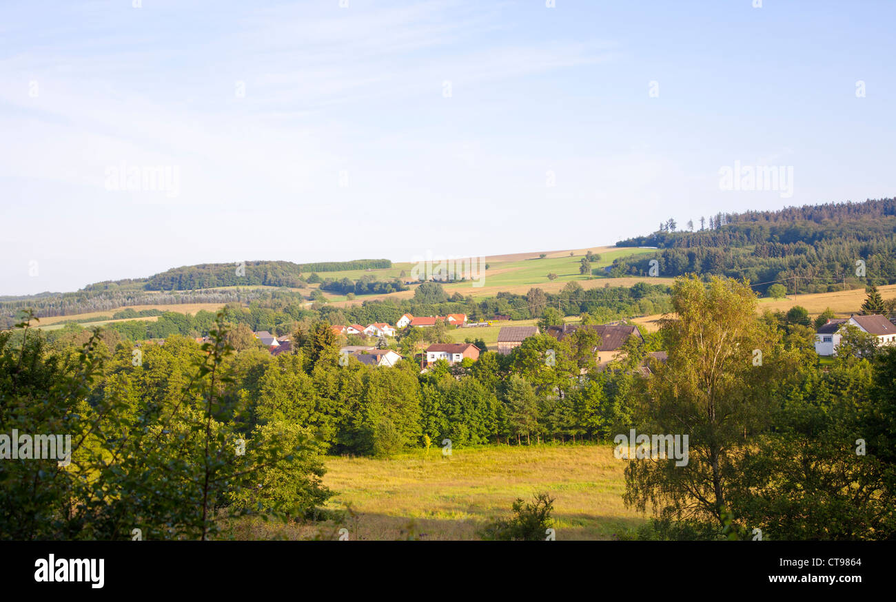 Deutsche grüne Hügel mit kleinen Dorf Hambachtal Stockfoto