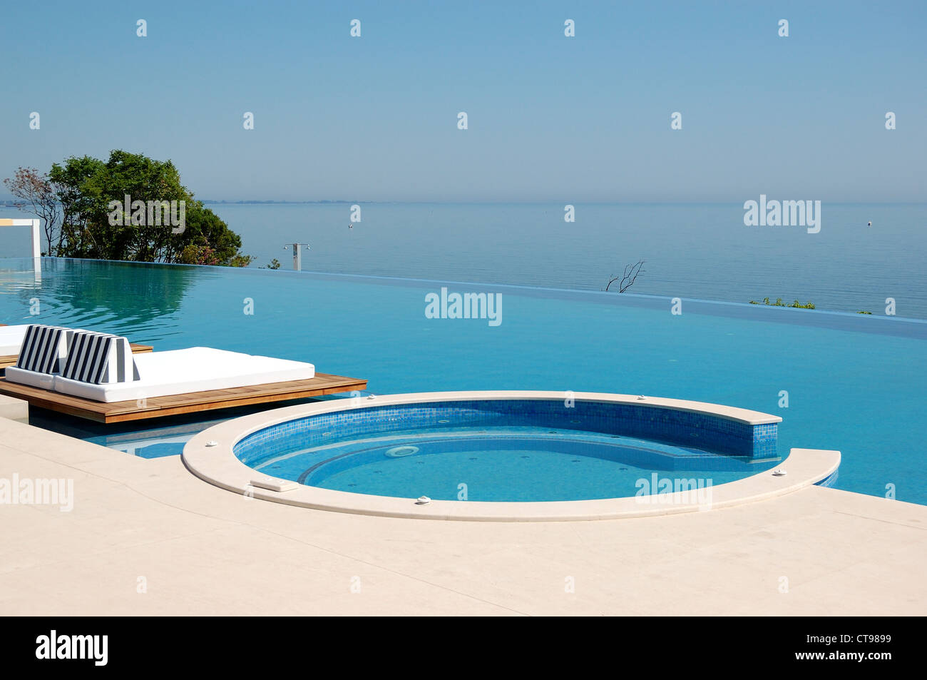Infinity-Swimmingpool Strand des modernen Luxushotels, Pieria, Griechenland Stockfoto