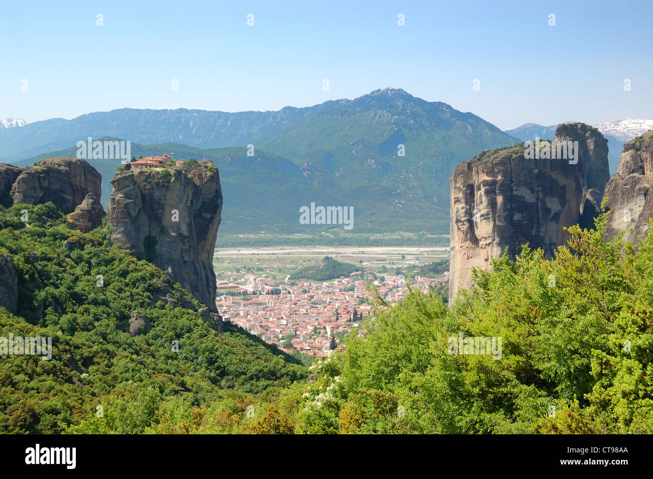 Kalampaka-Stadt zwischen zwei Felsen mit Holy Trinity Kloster auf dem Gipfel, Meteora, Griechenland Stockfoto