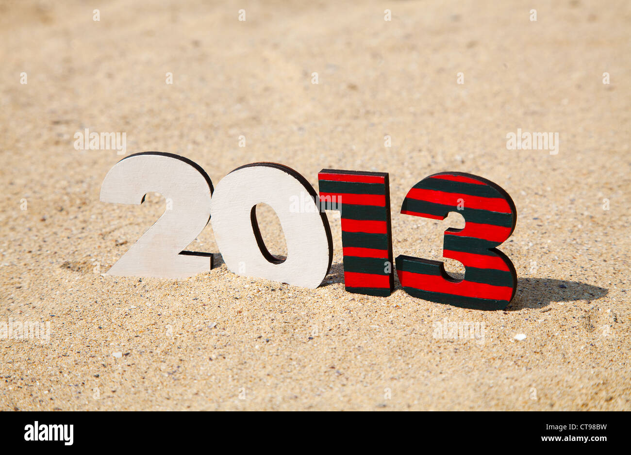 Holz 2013 Jahreszahl auf dem Sand am Strand Stockfoto