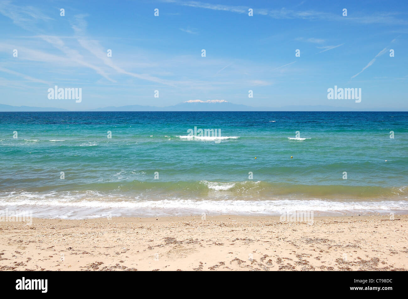 Der Strand und die Berge Olymp auf Hintergrund, Chalkidiki, Griechenland Stockfoto