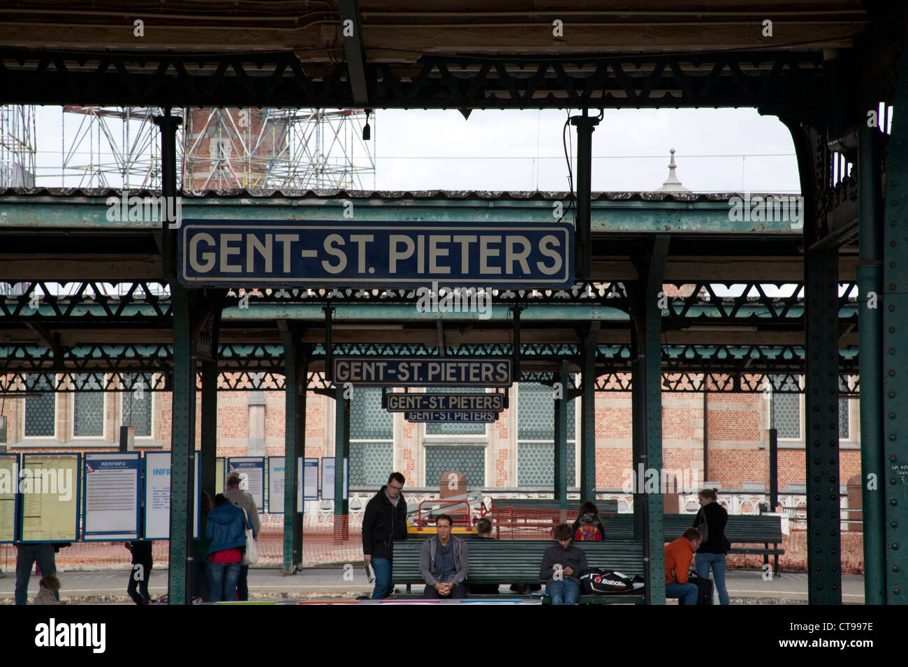 Gent - gent-Brüssel-St Pieters Bahnhof Plattform Stockfoto