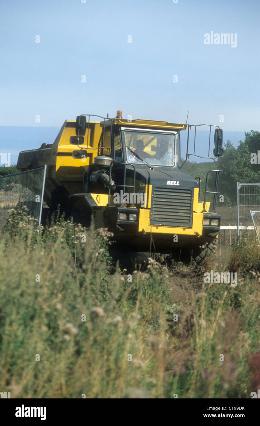 Eine Glocke artikuliert Dumper Truck in den Prozess der Erde und Lehm aus eine neue Wohnsiedlung Website in Nordengland entfernen Stockfoto