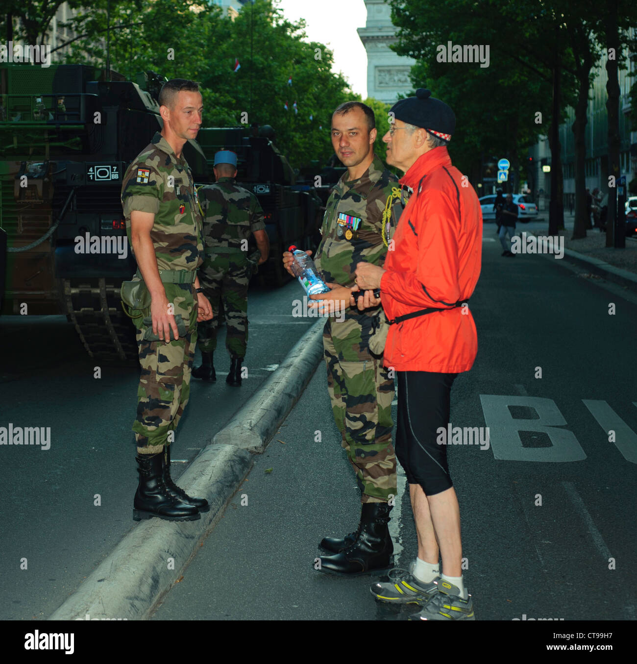 Paris, Frankreich, Group People, Männer, Öffentliche Veranstaltungen, Bastille Day Celebration '14. Juli' Militärparade auf den Champs-Elysées. Der französische Armeemann steht vor der Parade mit Passer. französische Männer Stockfoto