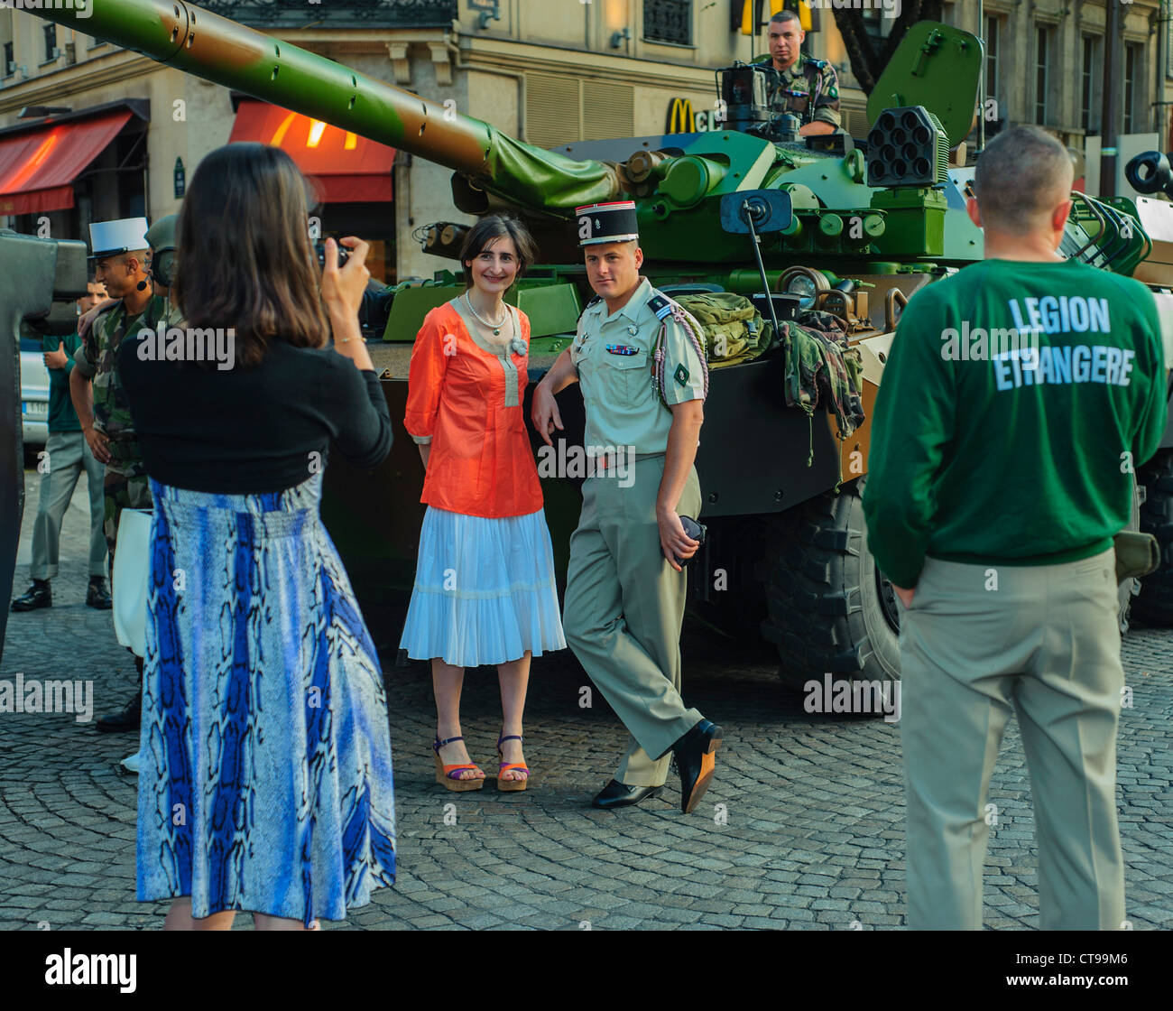 Paris, Frankreich, öffentliche Veranstaltungen, Bastille Day Feier 14. Juli Militärparade auf den Champs-Elysees. Französische Soldaten, Fremdenlegion, fotografieren, posiert in der Nähe von Tank Stockfoto