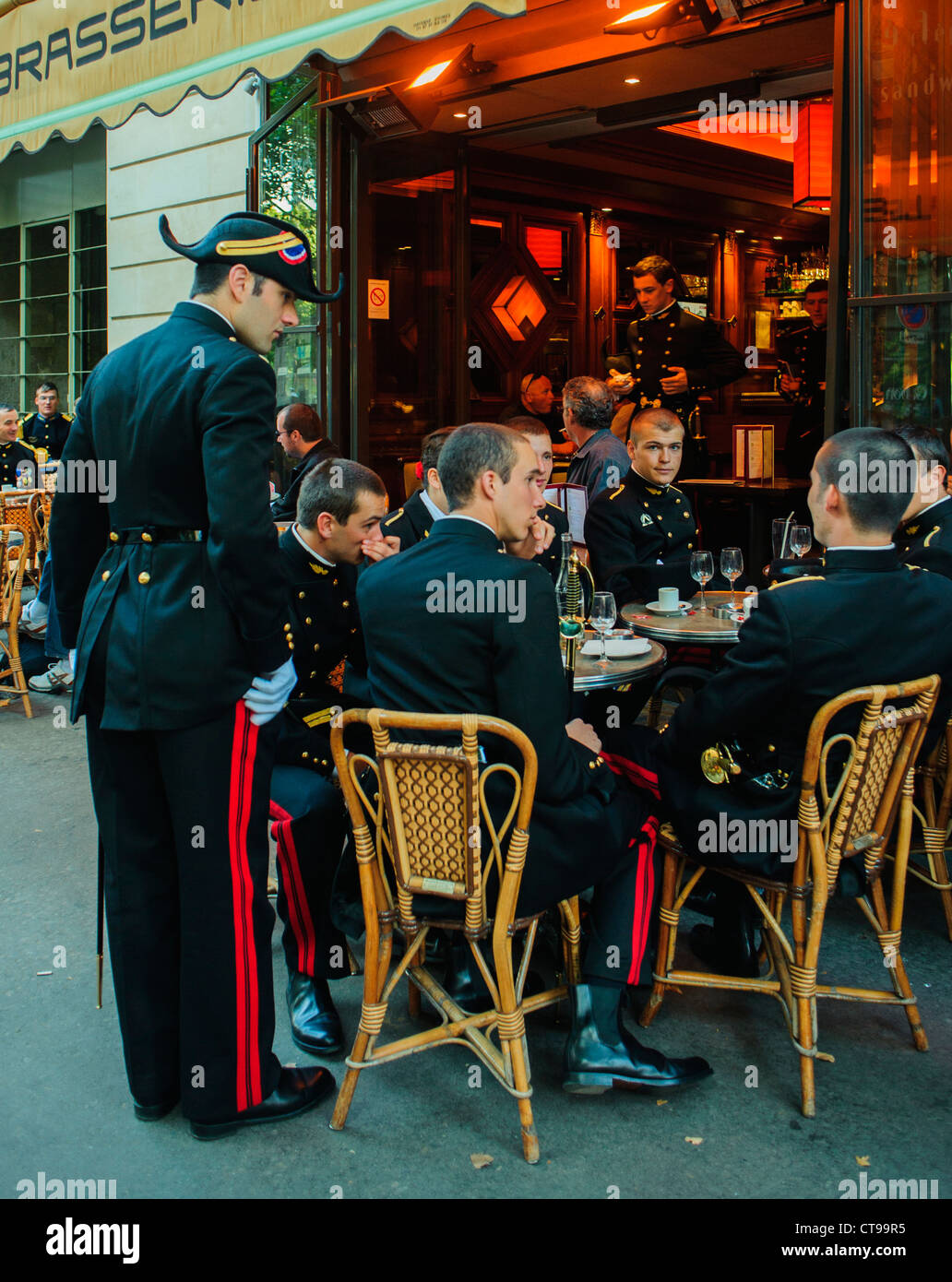 Paris, Frankreich, öffentliche Veranstaltungen, "Bastille Day" feiern "14. Juli" Französisch-Elite-Universität Studenten, von Sciences-Po, Austausch von Kaffee auf der Terrasse des Cafés vor der Parade Stockfoto