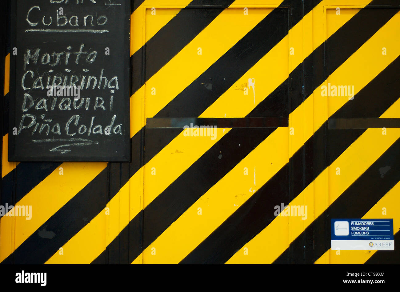 Geschlossener Tür des Bairro Alto Bar in Lissabon Stockfoto