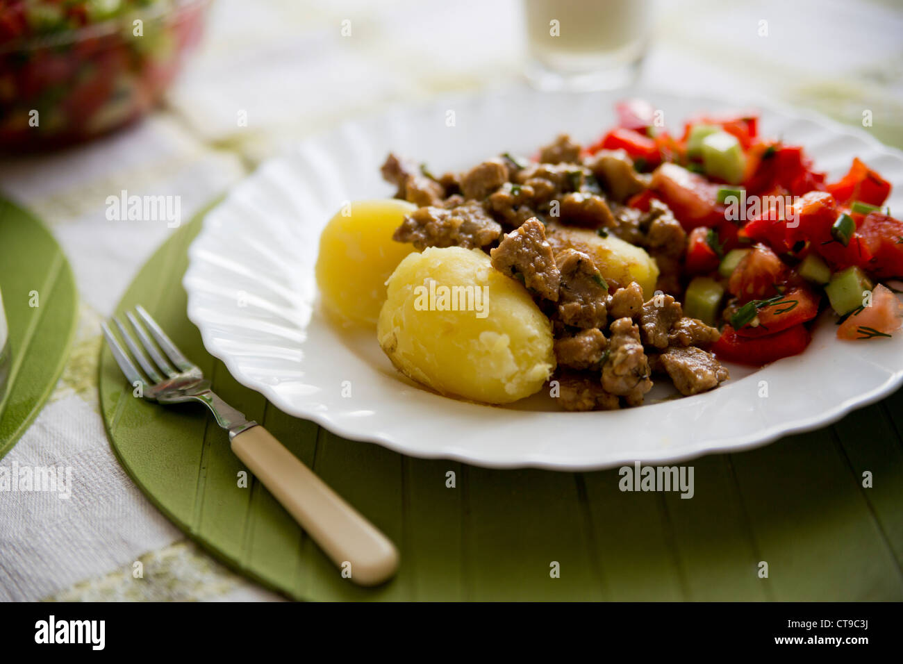 Kartoffel mit gekochtem Fleisch und frischem salat Stockfoto