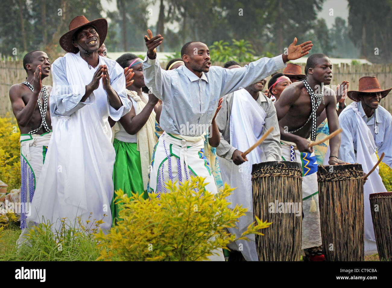 Ruanda, Afrika - Juni 16: Tribal TänzerInnen führen traditionellen Intore Tanz (traditionelle Ballett von Ruanda) am 16. Juni 20012 Stockfoto