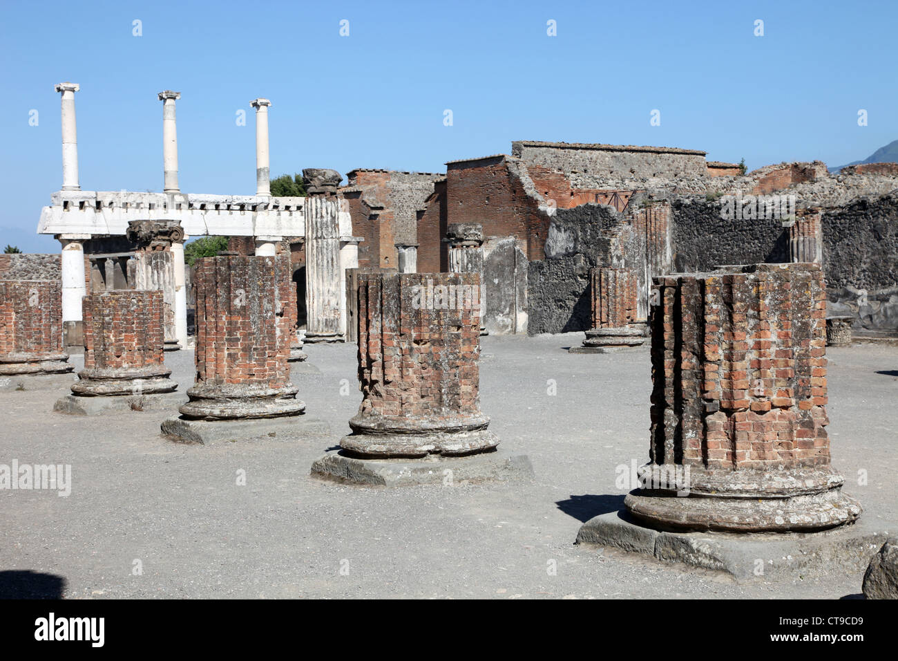 Römische Mauerwerk Säulen in Pompeji, Stadt unter Asche vom Ausbruch des Vesuvs begraben Stockfoto