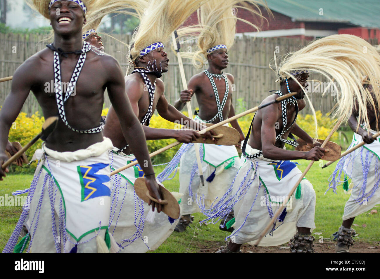 Ruanda, Afrika - Juni 16: Tribal TänzerInnen führen traditionellen Intore Tanz (traditionelle Ballett von Ruanda) am 16. Juni 20012 Stockfoto
