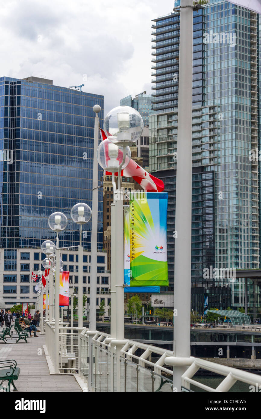 Canada Place Entertainment-Center und Kreuzfahrt-Terminal im Hafen von Vancouver Stockfoto